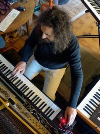 Maxence Mercier - chercheur entouré de piano