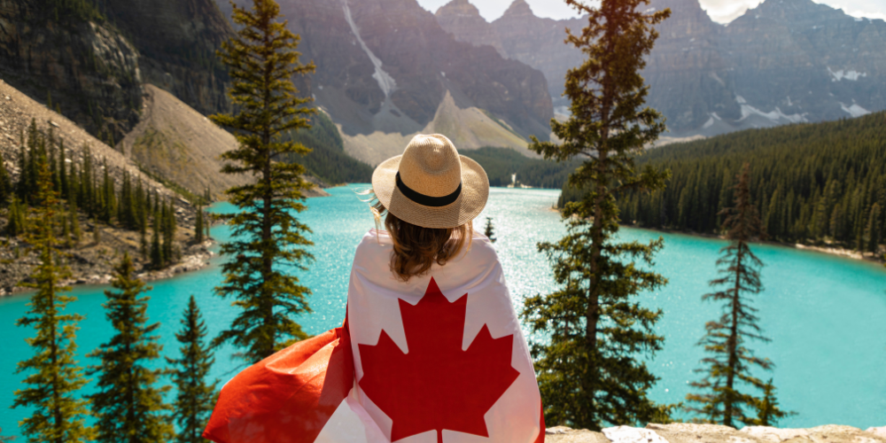 Femme portant le drapeau du canada
